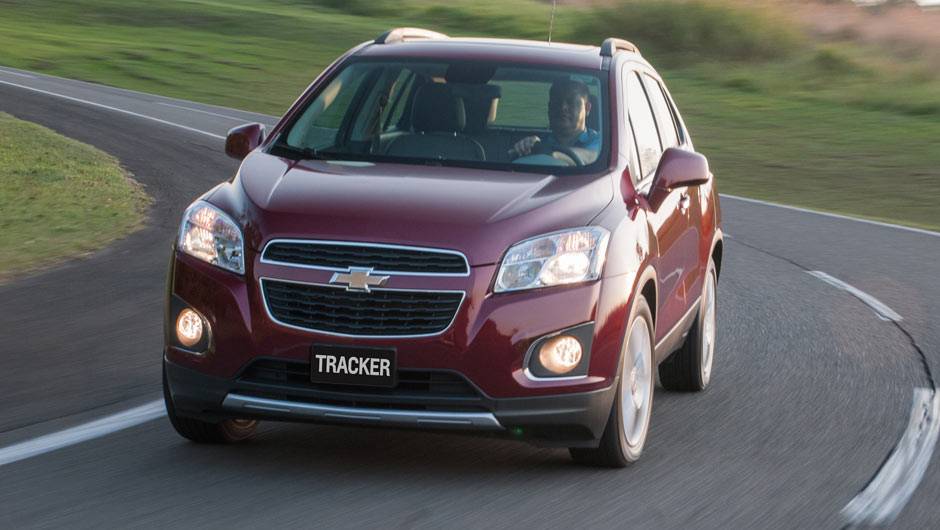 Projeto global, o Tracker &eacute; chamado de Trax nos pa&iacute;ses da Europa; aqui, a escolha foi por um nome j&aacute; conhecido, que batizava a antiga vers&atilde;o GM do Suzuki Gran Vitara | <a href="https://quatrorodas.abril.com.br/carros/lancamentos/novo-chevrolet-tracker-7558" rel="migration"></a>