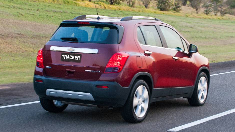 Traseira tem lanternas com desenho parecido com os far&oacute;is, mas nada de estepe na tampa do porta-malas | <a href="https://quatrorodas.abril.com.br/carros/lancamentos/novo-chevrolet-tracker-755811.shtml" rel="migration">Leia mais</a>