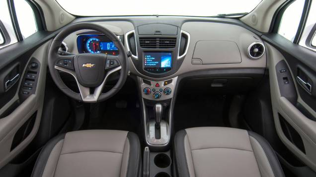 Acha que já viu esse interior antes? Algumas soluções e peças vem de outros carros da marca, como volante (do Cruze) e saídas de ar (Sonic) | <a href="https://quatrorodas.abril.com.br/carros/lancamentos/novo-chevrolet-tracker-755811.shtml" rel="migration">Leia mais</a>