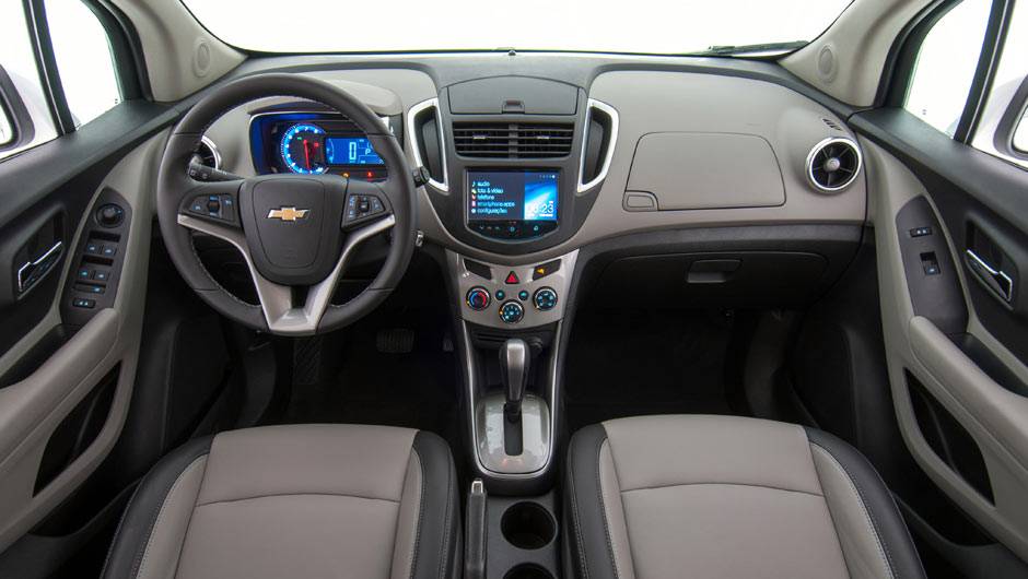 Acha que j&aacute; viu esse interior antes? Algumas solu&ccedil;&otilde;es e pe&ccedil;as vem de outros carros da marca, como volante (do Cruze) e sa&iacute;das de ar (Sonic) | <a href="https://quatrorodas.abril.com.br/carros/lancamentos/novo-chevrolet-tracker-755811.shtml" rel="migration">Leia mais</a>