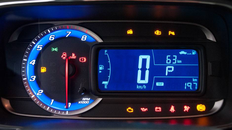 Painel com conta-giros anal&oacute;gico e veloc&iacute;metro digital j&aacute; &eacute; utilizado em v&aacute;rios modelos da GM | <a href="https://quatrorodas.abril.com.br/carros/lancamentos/novo-chevrolet-tracker-755811.shtml" rel="migration">Leia mais</a>