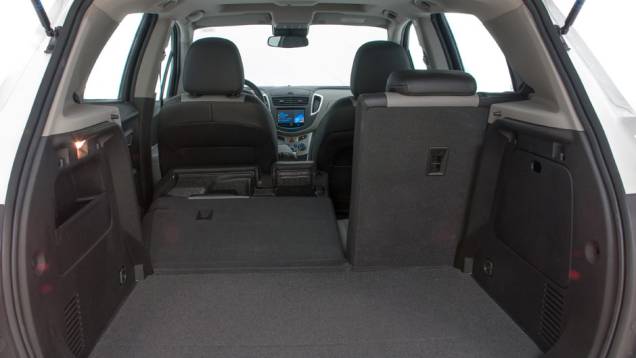 Espaço interno é bom, mas porta-malas leva apenas 306 litros; pelo menos a capacidade pode ser ampliada rebatendo o banco de trás | <a href="https://quatrorodas.abril.com.br/carros/lancamentos/novo-chevrolet-tracker-755811.shtml" rel="migration">Leia mais</a> Espaço interno é bom, mas porta-malas leva apenas 306 litros; pelo menos a capacidade pode ser ampliada rebatendo o banco de trás | <a href="https://quatrorodas.abril.com.br/carros/lancamentos/novo-chevrolet-tracker-755811.shtml" rel="migration">Leia mais</a>