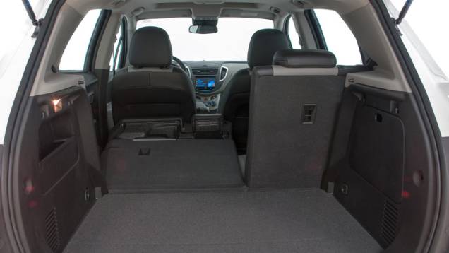 Espaço interno é bom, mas porta-malas leva apenas 306 litros; pelo menos a capacidade pode ser ampliada rebatendo o banco de trás | <a href="https://quatrorodas.abril.com.br/carros/lancamentos/novo-chevrolet-tracker-755811.shtml" rel="migration">Leia mais</a>