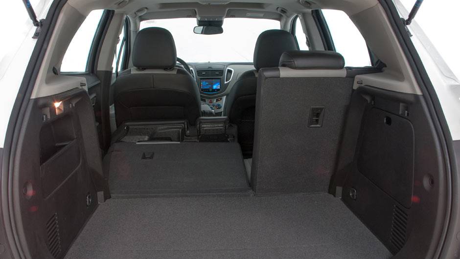 Espa&ccedil;o interno &eacute; bom, mas porta-malas leva apenas 306 litros; pelo menos a capacidade pode ser ampliada rebatendo o banco de tr&aacute;s | <a href="https://quatrorodas.abril.com.br/carros/lancamentos/novo-chevrolet-tracker-755811.shtml" rel="migration">Leia mais</a>