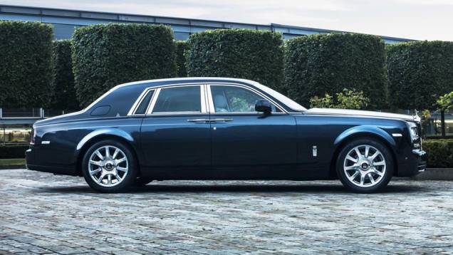 Modelo exclusivo terá apenas 20 unidades produzidas | <a href="https://quatrorodas.abril.com.br/noticias/saloes/paris-2014/rolls-royce-phantom-metropolitan-collection-apresentado-paris-803619.shtml" rel="migration">Leia mais</a>