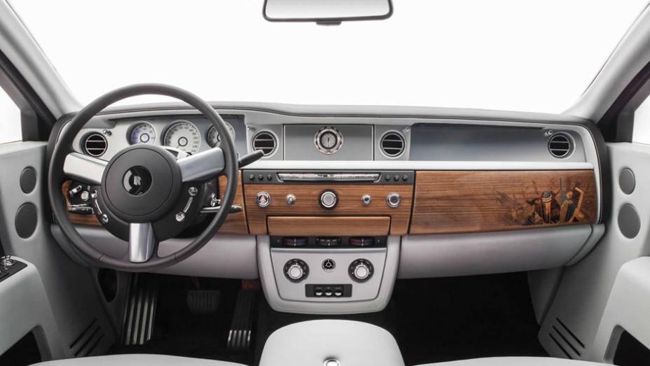 Luxo na cabine da edição que remete as grandes cidades do planeta | <a href="https://quatrorodas.abril.com.br/noticias/saloes/paris-2014/rolls-royce-phantom-metropolitan-collection-apresentado-paris-803619.shtml" rel="migration">Leia mais</a>