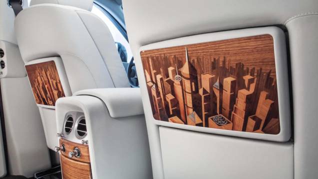 Luxo na cabine da edição que remete as grandes cidades do planeta | <a href="https://quatrorodas.abril.com.br/noticias/saloes/paris-2014/rolls-royce-phantom-metropolitan-collection-apresentado-paris-803619.shtml" rel="migration">Leia mais</a> Luxo na cabine da edição que remete as grandes cidades do planeta | <a href="https://quatrorodas.abril.com.br/noticias/saloes/paris-2014/rolls-royce-phantom-metropolitan-collection-apresentado-paris-803619.shtml" rel="migration">Leia mais</a>