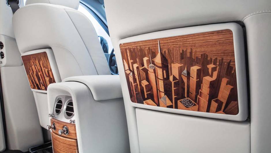 Luxo na cabine da edi&ccedil;&atilde;o que remete as grandes cidades do planeta | <a href="https://quatrorodas.abril.com.br/noticias/saloes/paris-2014/rolls-royce-phantom-metropolitan-collection-apresentado-paris-803619.shtml" rel="migration">Leia mais</a>