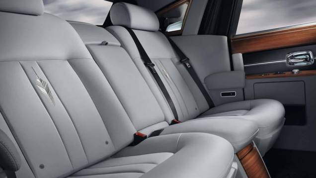 Couro branco e detalhes em madeira no acabamento do Phantom | <a href="https://quatrorodas.abril.com.br/noticias/saloes/paris-2014/rolls-royce-phantom-metropolitan-collection-apresentado-paris-803619.shtml" rel="migration">Leia mais</a> Couro branco e detalhes em madeira no acabamento do Phantom | <a href="https://quatrorodas.abril.com.br/noticias/saloes/paris-2014/rolls-royce-phantom-metropolitan-collection-apresentado-paris-803619.shtml" rel="migration">Leia mais</a>