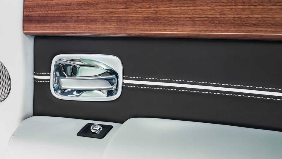 Couro branco e detalhes em madeira no acabamento do Phantom | <a href="https://quatrorodas.abril.com.br/noticias/saloes/paris-2014/rolls-royce-phantom-metropolitan-collection-apresentado-paris-803619.shtml" rel="migration">Leia mais</a>