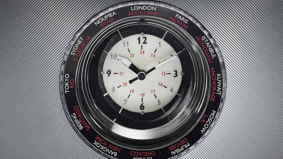 Rel&oacute;gio no console central que marca a hora local de 24 cidades do planeta | <a href="https://quatrorodas.abril.com.br/noticias/saloes/paris-2014/rolls-royce-phantom-metropolitan-collection-apresentado-paris-803619.shtml" rel="migration">Leia mais</a>