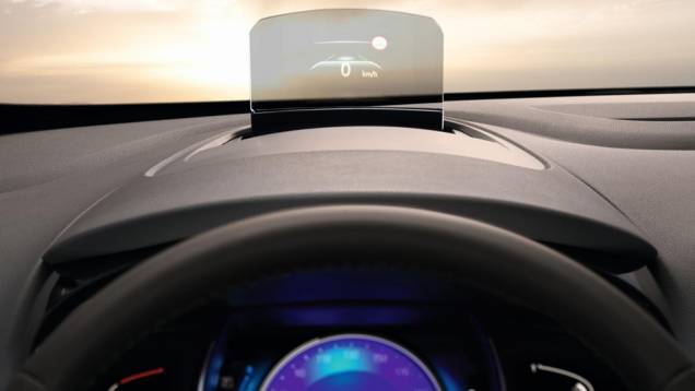 Espace virá equipada com HUD mostrando velocidade do veículo | <a href="https://quatrorodas.abril.com.br/noticias/saloes/paris-2014/novo-espace-chega-cara-crossover-802372.shtml" rel="migration">Leia mais</a>