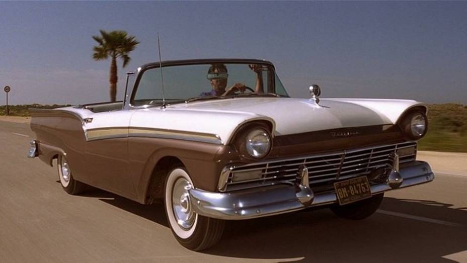 2002: Na mesma produção, um "old-fashioned" Ford Fairlane dá as caras. | <a href="https://quatrorodas.abril.com.br/blogs/planeta-carro/2012/11/07/licenca-para-acelerar/" rel="migration">Leia mais</a>