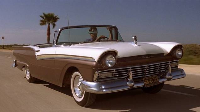 2002: Na mesma produção, um "old-fashioned" Ford Fairlane dá as caras. | <a href="https://quatrorodas.abril.com.br/blogs/planeta-carro/2012/11/07/licenca-para-acelerar/" rel="migration">Leia mais</a> 2002: Na mesma produção, um "old-fashioned" Ford Fairlane dá as caras. | <a href="https://quatrorodas.abril.com.br/blogs/planeta-carro/2012/11/07/licenca-para-acelerar/" rel="migration">Leia mais</a>