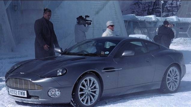 2002: A marca favorita de James Bond volta a aparecer em "007 - Um novo dia para morrer", mas agora com um modelo mais moderno. Eis o Aston Martin Vanquish. | <a href="%20https://quatrorodas.abril.com.br/blogs/planeta-carro/2012/11/07/licenca-para-acelerar/" rel="migration"></a>