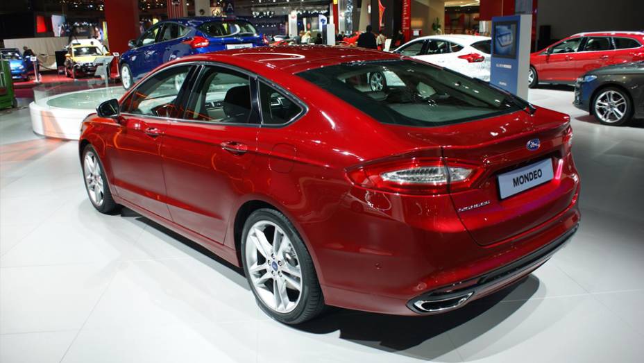 Mondeo terá versões a gasolina, diesel e uma híbrida | <a href="https://quatrorodas.abril.com.br/noticias/saloes/paris-2014/ford-mostra-mondeo-europeu-salao-paris-804106.shtml" rel="migration">Leia mais</a>