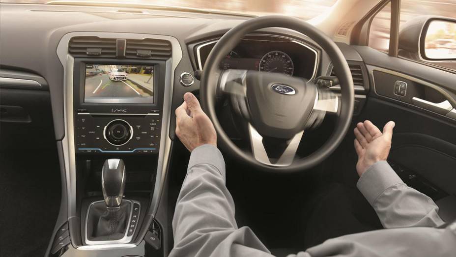 Conforto na cabine e sistema Active Park Assist que estaciona o modelo sozinho | <a href="https://quatrorodas.abril.com.br/noticias/saloes/paris-2014/ford-mostra-mondeo-europeu-salao-paris-804106.shtml" rel="migration">Leia mais</a>