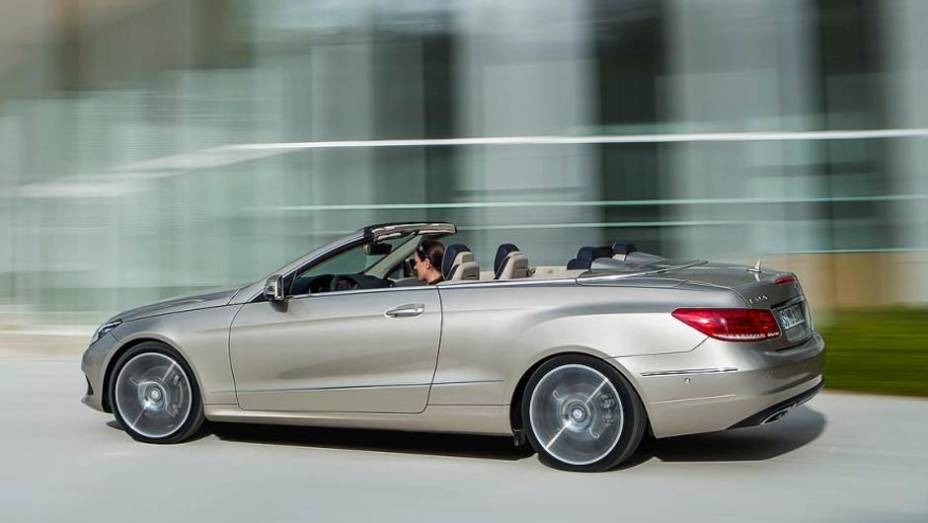 Embora sem mudanças na lateral, o Cabriolet continua elegante | <a href="https://quatrorodas.abril.com.br/saloes/detroit/2013/mercedes-benz-classe-coupe-cabriolet-730406.shtml" rel="migration">Leia mais</a>