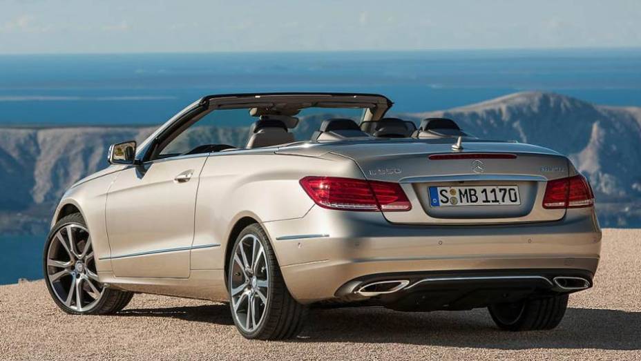 Apenas a disposição das luzes foi alterada na traseira | <a href="https://quatrorodas.abril.com.br/saloes/detroit/2013/mercedes-benz-classe-coupe-cabriolet-730406.shtml" rel="migration">Leia mais</a>