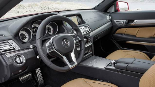 Volante esportivo e acabamento de primeira fazem os ocupantes se sentirem à vontade | <a href="https://quatrorodas.abril.com.br/saloes/detroit/2013/mercedes-benz-classe-coupe-cabriolet-730406.shtml" rel="migration">Leia mais</a>