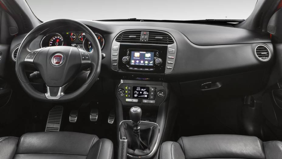 Interior traz central multimídia com tela de cinco polegadas em todas as versões | <a href="https://quatrorodas.abril.com.br/noticias/fabricantes/fiat-lanca-bravo-reestilizado-831820.shtml" rel="migration">Leia mais</a>