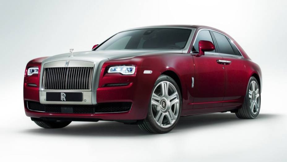 A Rolls-Royce reestilizou o sedã Ghost, rebatizando-o de Ghost Series II | <a href="https://quatrorodas.abril.com.br/noticias/saloes/genebra-2014/rolls-royce-lanca-ghost-series-ii-775298.shtml" rel="migration">Leia mais</a>