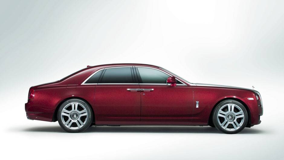 Suntuoso, o sed&atilde; traz novas rodas de 19 polegadas | <a href="https://quatrorodas.abril.com.br/noticias/saloes/genebra-2014/rolls-royce-lanca-ghost-series-ii-775298.shtml" rel="migration">Leia mais</a>