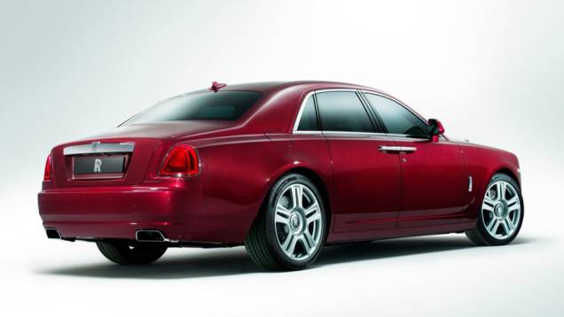 O Ghost foi lançado em 2009 | <a href="https://quatrorodas.abril.com.br/noticias/saloes/genebra-2014/rolls-royce-lanca-ghost-series-ii-775298.shtml" rel="migration">Leia mais</a>