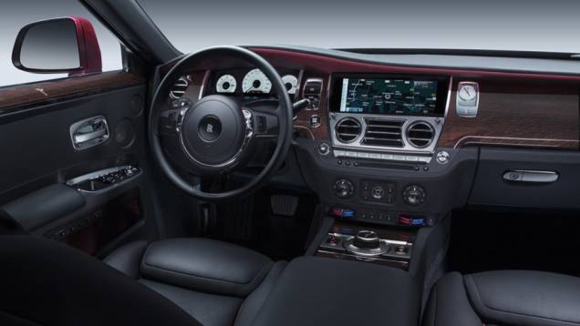 A luxuosa cabine tem uma tela de 10 polegadas para exibir as informações do sistema multimídia | <a href="https://quatrorodas.abril.com.br/noticias/saloes/genebra-2014/rolls-royce-lanca-ghost-series-ii-775298.shtml" rel="migration">Leia mais</a> A luxuosa cabine tem uma tela de 10 polegadas para exibir as informações do sistema multimídia | <a href="https://quatrorodas.abril.com.br/noticias/saloes/genebra-2014/rolls-royce-lanca-ghost-series-ii-775298.shtml" rel="migration">Leia mais</a>