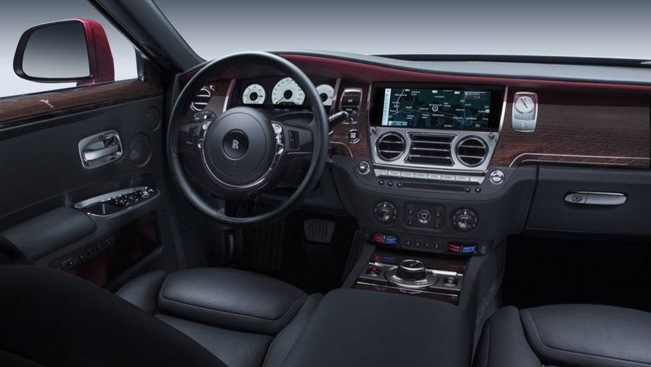 A luxuosa cabine tem uma tela de 10 polegadas para exibir as informa&ccedil;&otilde;es do sistema multim&iacute;dia | <a href="https://quatrorodas.abril.com.br/noticias/saloes/genebra-2014/rolls-royce-lanca-ghost-series-ii-775298.shtml" rel="migration">Leia mais</a>