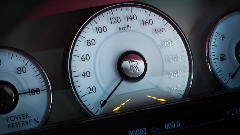 O quadro de instrumentos tamb&eacute;m &eacute; novo | <a href="https://quatrorodas.abril.com.br/noticias/saloes/genebra-2014/rolls-royce-lanca-ghost-series-ii-775298.shtml" rel="migration">Leia mais</a>