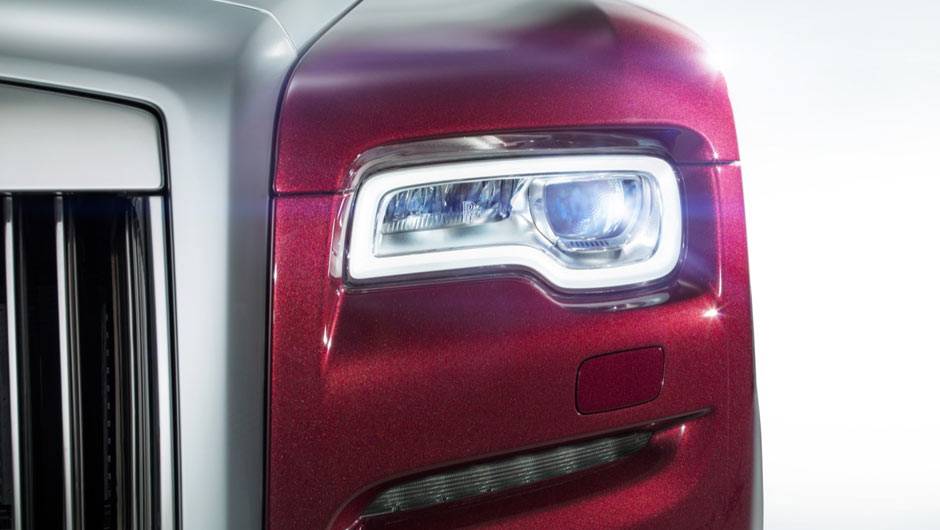 Os far&oacute;is redesenhados completam o pacote de novidades | <a href="https://quatrorodas.abril.com.br/noticias/saloes/genebra-2014/rolls-royce-lanca-ghost-series-ii-775298.shtml" rel="migration">Leia mais</a>