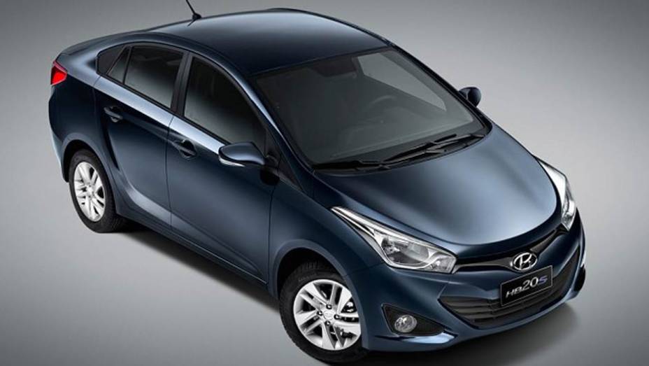 Os faróis espichados e a profusão de vincos devem fazê-lo ser comparado com o Elantra | <a href="https://quatrorodas.abril.com.br/noticias/fabricantes/hyundai-hb20-seda-chega-r-39-495-735145.shtml" rel="migration">Leia mais</a>