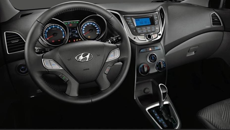 O interior é igual ao hatch, com iluminação azulada e bom acabamento | <a href="https://quatrorodas.abril.com.br/noticias/fabricantes/hyundai-hb20-seda-chega-r-39-495-735145.shtml" rel="migration">Leia mais</a>