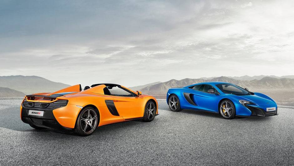 Adrenalina em dose dupla: al&eacute;m do 650S Coup&eacute; (carro azul), a McLaren mostra o 650S Spider em Genebra | <a href="https://quatrorodas.abril.com.br/noticias/saloes/genebra-2014/mclaren-revela-650s-spider-775286.shtml" rel="migration">Leia mais</a>