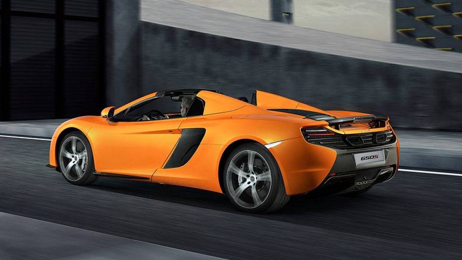 O carro tem uma vigia traseira de vidro que pode reduzir a turbul&ecirc;ncia gerada pelo vento quando a capota est&aacute; recolhida | <a href="https://quatrorodas.abril.com.br/noticias/saloes/genebra-2014/mclaren-revela-650s-spider-775286.shtml" rel="migration">Leia mais</a>