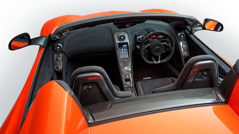 O interior conta com uso abundante de materiais como camur&ccedil;a e fibra de carbono | <a href="https://quatrorodas.abril.com.br/noticias/saloes/genebra-2014/mclaren-revela-650s-spider-775286.shtml" rel="migration">Leia mais</a>