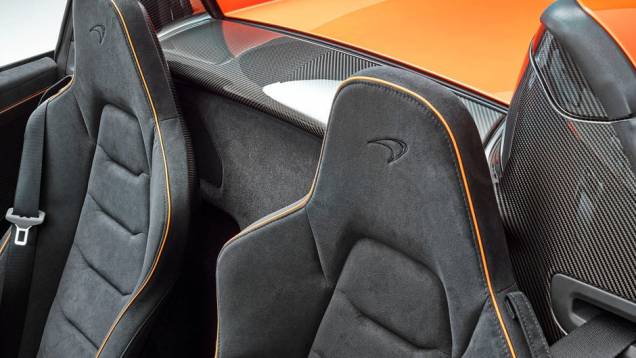 Os bancos esportivos do tipo concha seguram os ocupantes | <a href="https://quatrorodas.abril.com.br/noticias/saloes/genebra-2014/mclaren-revela-650s-spider-775286.shtml" rel="migration">Leia mais</a> Os bancos esportivos do tipo concha seguram os ocupantes | <a href="https://quatrorodas.abril.com.br/noticias/saloes/genebra-2014/mclaren-revela-650s-spider-775286.shtml" rel="migration">Leia mais</a>
