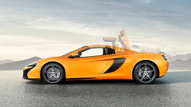 São necessários apenas 3 segundos para o carro ir de 0 a 100 km/h; a velocidade final é de 328 km/h | <a href="https://quatrorodas.abril.com.br/noticias/saloes/genebra-2014/mclaren-revela-650s-spider-775286.shtml" rel="migration">Leia mais</a>