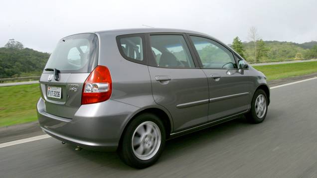 Fevereiro de 2005: chega ao mercado nacional a versão EX, com motor 1.5 VTEC de 105 cv. Em julho do mesmo ano, ganha um discreto "pingo" azul na letra "i" para identificação - as versões 1.4 tem o pingo na cor vermelha | <a href="%20https://quatrorodas.abril" rel="migration"></a> Fevereiro de 2005: chega ao mercado nacional a versão EX, com motor 1.5 VTEC de 105 cv. Em julho do mesmo ano, ganha um discreto "pingo" azul na letra "i" para identificação - as versões 1.4 tem o pingo na cor vermelha | <a href="%20https://quatrorodas.abril" rel="migration"></a>