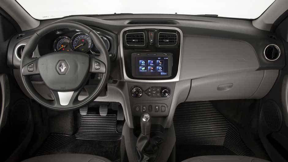 Mais agrad&aacute;vel, o interior tem acabamento mais esmerado... | <a href="https://quatrorodas.abril.com.br/carros/lancamentos/renault-logan-759221.shtml" rel="migration">Leia mais</a>
