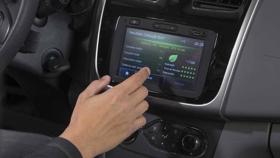 ... e ganhou itens como uma central multim&iacute;dia, opcional na vers&atilde;o Dynamique | <a href="https://quatrorodas.abril.com.br/carros/lancamentos/renault-logan-759221.shtml" rel="migration">Leia mais</a>
