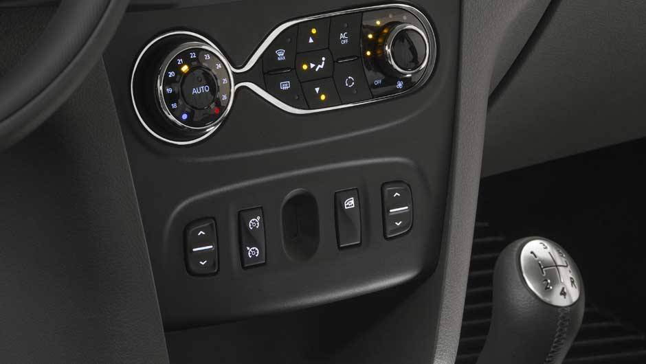 O ar-condicionado digital tamb&eacute;m &eacute; oferecido &agrave; parte na vers&atilde;o mais cara | <a href="https://quatrorodas.abril.com.br/carros/lancamentos/renault-logan-759221.shtml" rel="migration">Leia mais</a>