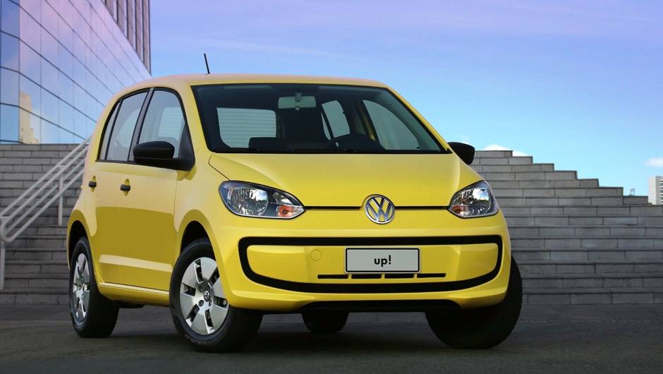 A frente n&atilde;o tem grade: a refrigera&ccedil;&atilde;o do motor 1.0 de tr&ecirc;s cilindros &eacute; feita pelas entradas de ar do para-choque | <a href="https://quatrorodas.abril.com.br/carros/lancamentos/volkswagen-up-772368.shtml" rel="migration">Leia mais</a>