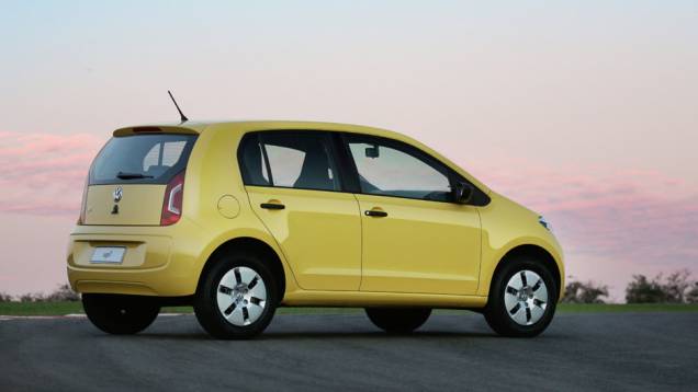 Com maçanetas e espelhos retrovisores de plástico preto e calotas aro 13, ele é a porta de entrada da linha | <a href="https://quatrorodas.abril.com.br/carros/lancamentos/volkswagen-up-772368.shtml" rel="migration">Leia mais</a> Com maçanetas e espelhos retrovisores de plástico preto e calotas aro 13, ele é a porta de entrada da linha | <a href="https://quatrorodas.abril.com.br/carros/lancamentos/volkswagen-up-772368.shtml" rel="migration">Leia mais</a>