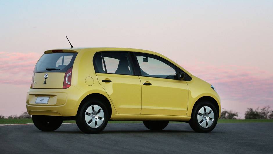 Com ma&ccedil;anetas e espelhos retrovisores de pl&aacute;stico preto e calotas aro 13, ele &eacute; a porta de entrada da linha | <a href="https://quatrorodas.abril.com.br/carros/lancamentos/volkswagen-up-772368.shtml" rel="migration">Leia mais</a>
