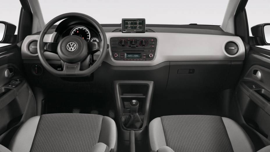 O interior do up! é simples, mas bem acabado em todas as versões - inclusive desde a mais básica; a tela multimídia é do sistema Maps & More, vendido como opcional | <a href="https://quatrorodas.abril.com.br/carros/lancamentos/volkswagen-up-772368.shtml" rel="migration">L</a>