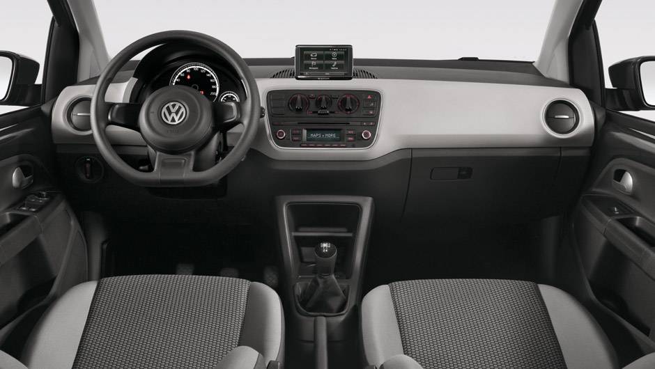 O interior do up! &eacute; simples, mas bem acabado em todas as vers&otilde;es - inclusive desde a mais b&aacute;sica; a tela multim&iacute;dia &eacute; do sistema Maps & More, vendido como opcional | <a href="https://quatrorodas.abril.com.br/carros/lancamentos/volkswagen-up-772368.shtml" rel="migration">L</a>