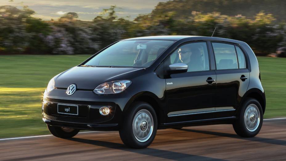 Eis a versão mais cara do up!, que a VW divide em três versões, disponível por R$ 39.390. A única diferença entre elas está apenas na cor, como indicam os nomes white, red e black; esta é a black up! | <a href="https://quatrorodas.abril.com.br/carros/lanca" rel="migration"></a>