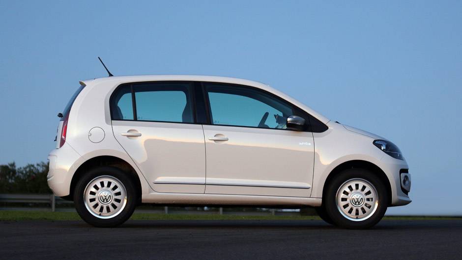 Este &eacute; o white up!, que traz as calotas centrais das rodas de liga leve Berlin na mesma cor da carroceria | <a href="https://quatrorodas.abril.com.br/carros/lancamentos/volkswagen-up-772368.shtml" rel="migration">Leia mais</a>